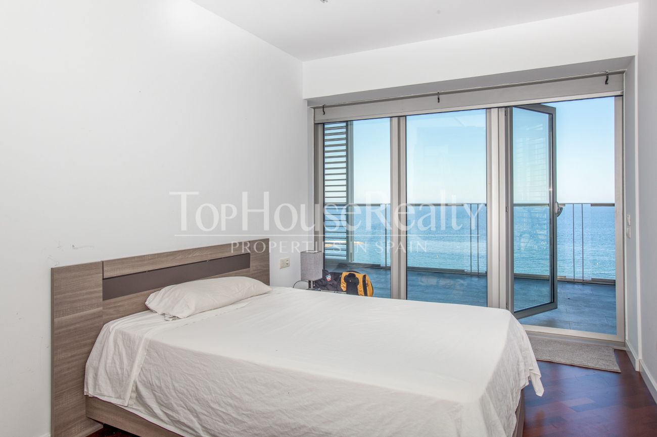 Exclusive view apartment on the first line of the sea