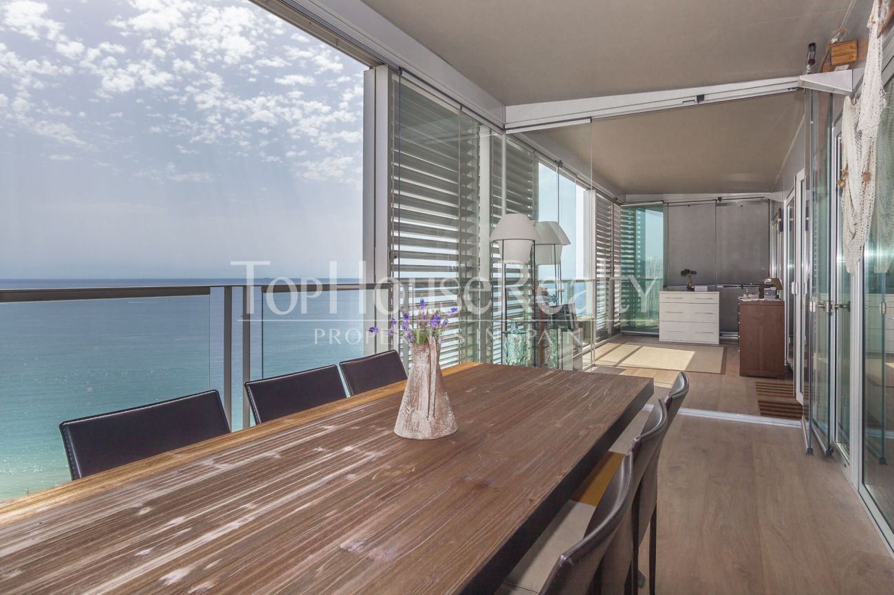 Seafront apartment with panoramic views in the most prestigious residential complex in Barcelona