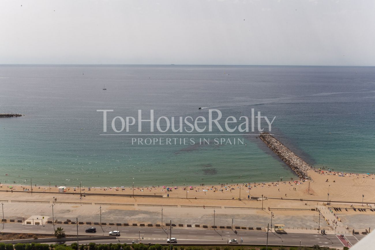 Seafront apartment with panoramic views in the most prestigious residential complex in Barcelona