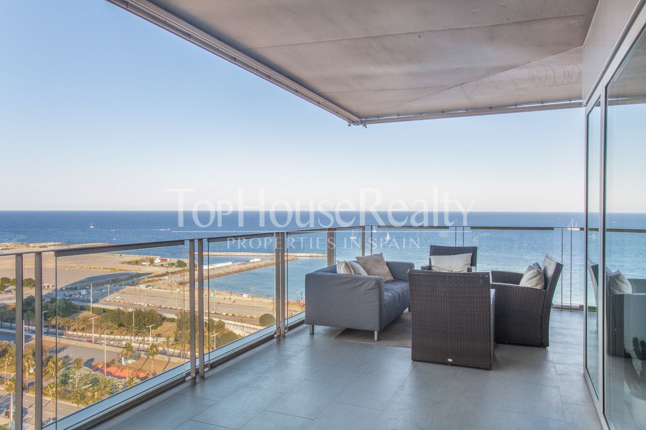 Exclusive view apartment on the first line of the sea