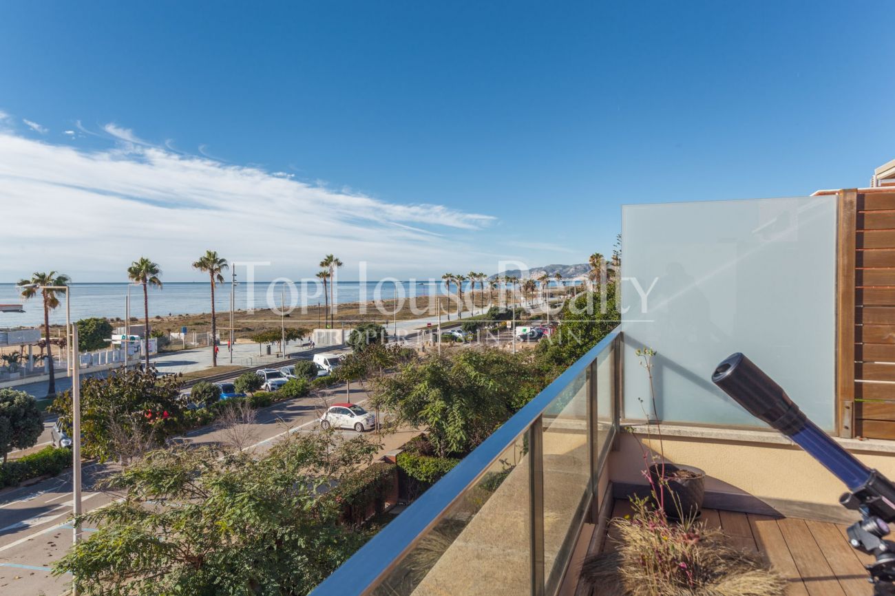 Immerse yourself in the luxury seaside experience in this frontline gem in Castelldefels with eco-innovative and technological features!
