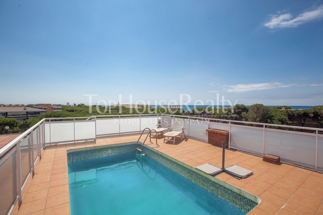 Penthouse with terrace and pool in the best area of ​​Gavá