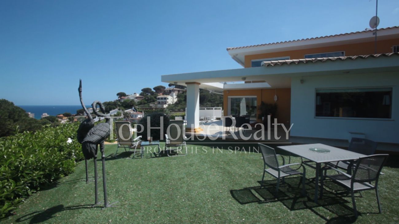 Villa with panoramic views of the sea and the city