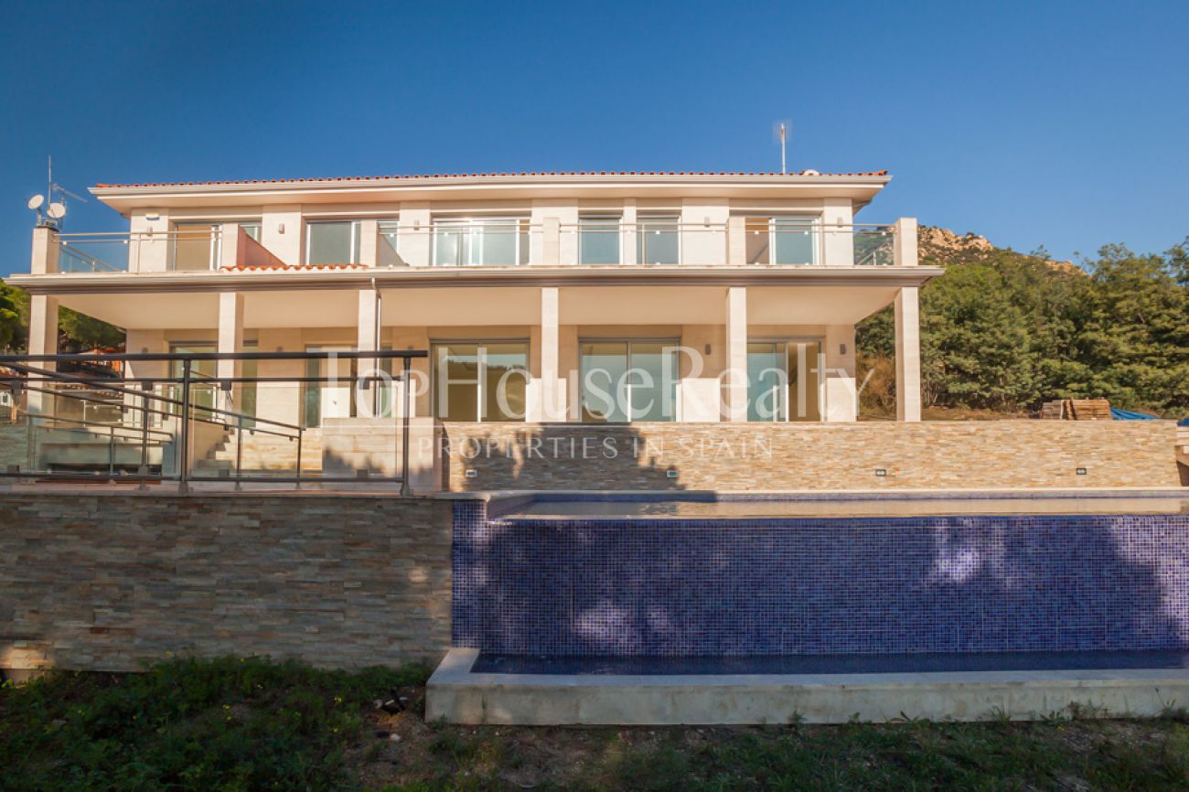 Newly constructed house with sea views