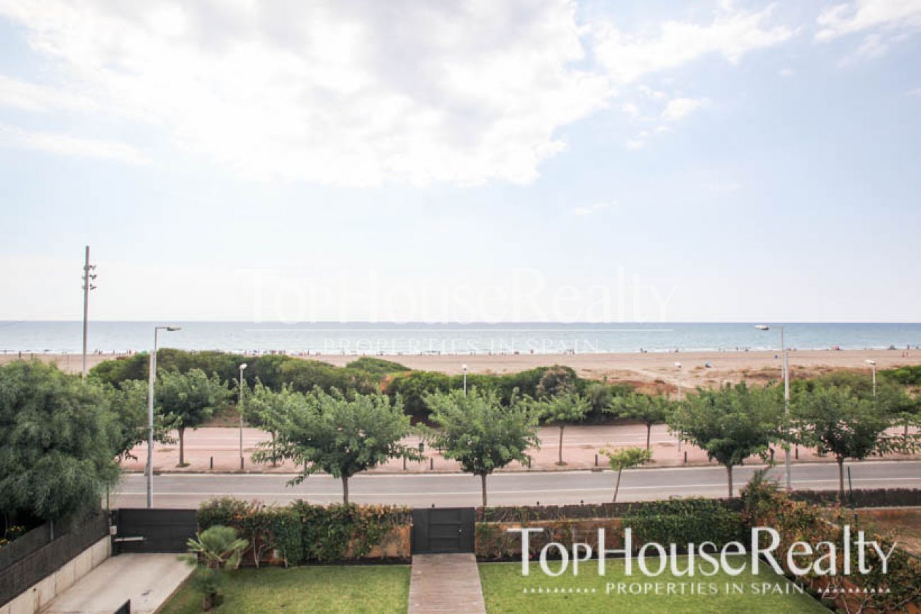 Impressive modern house near the beach in Gava Mar