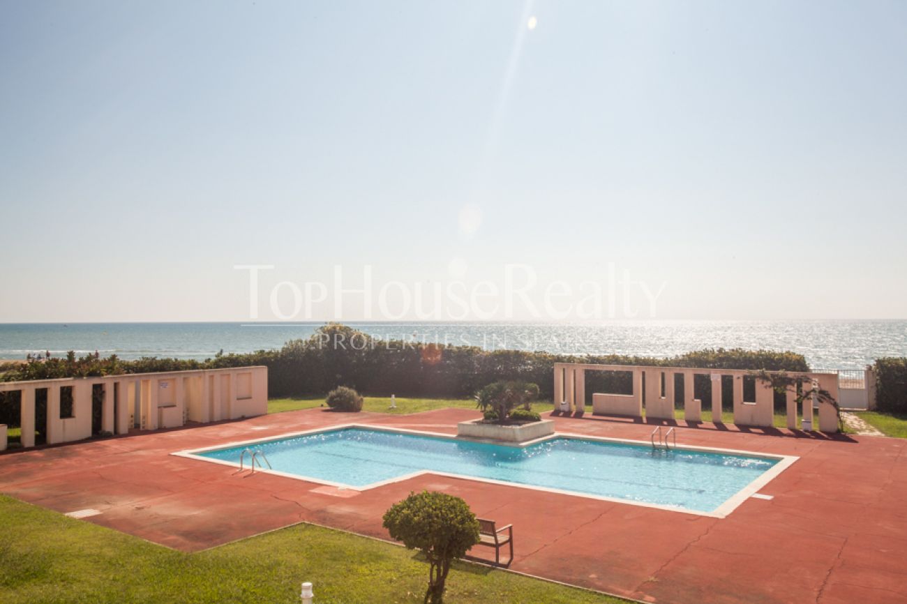 Apartment with private access to Gava Mar beach