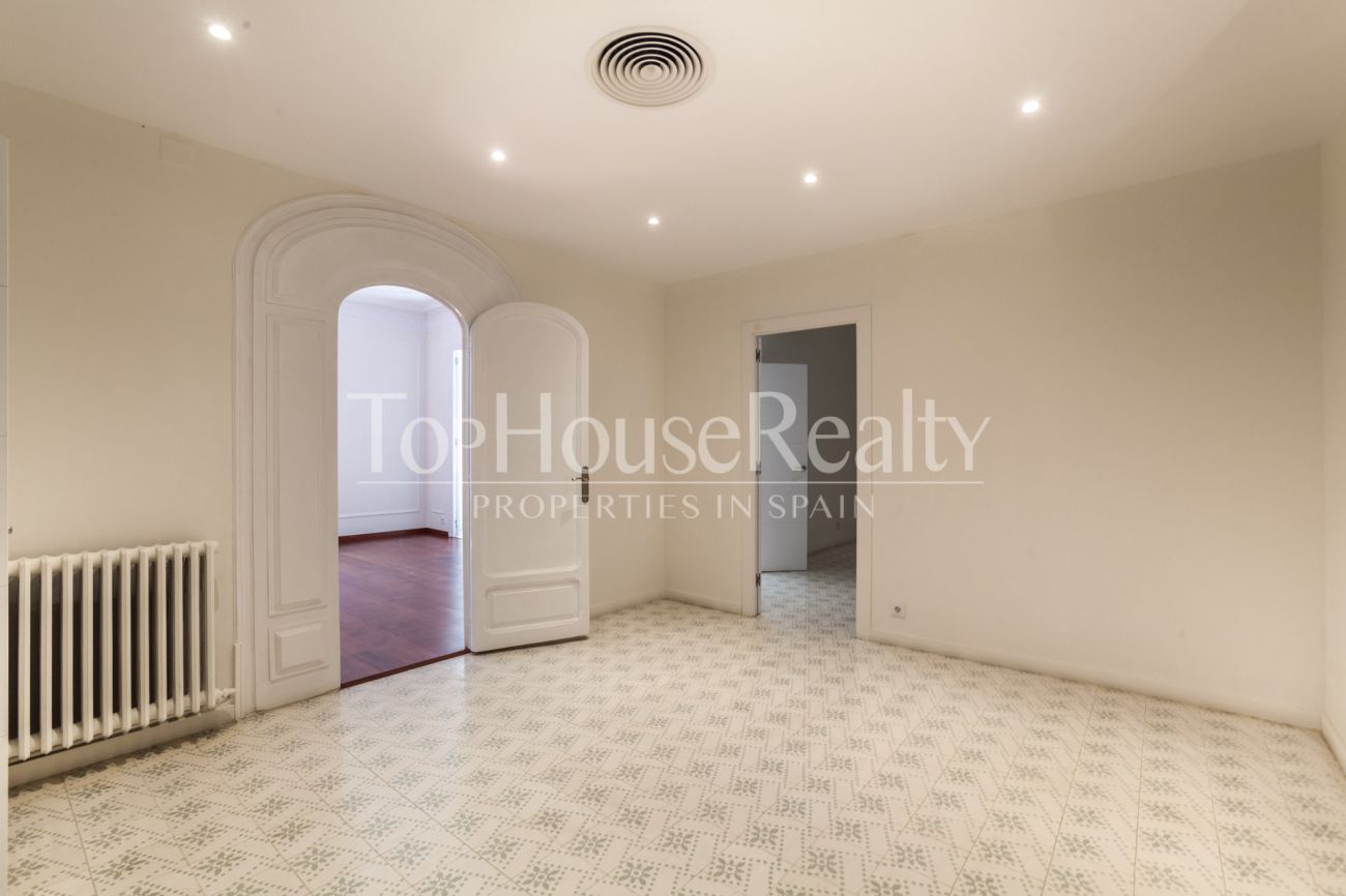 Spacious and  renovated apartment in Eixample ready-to-move-in
