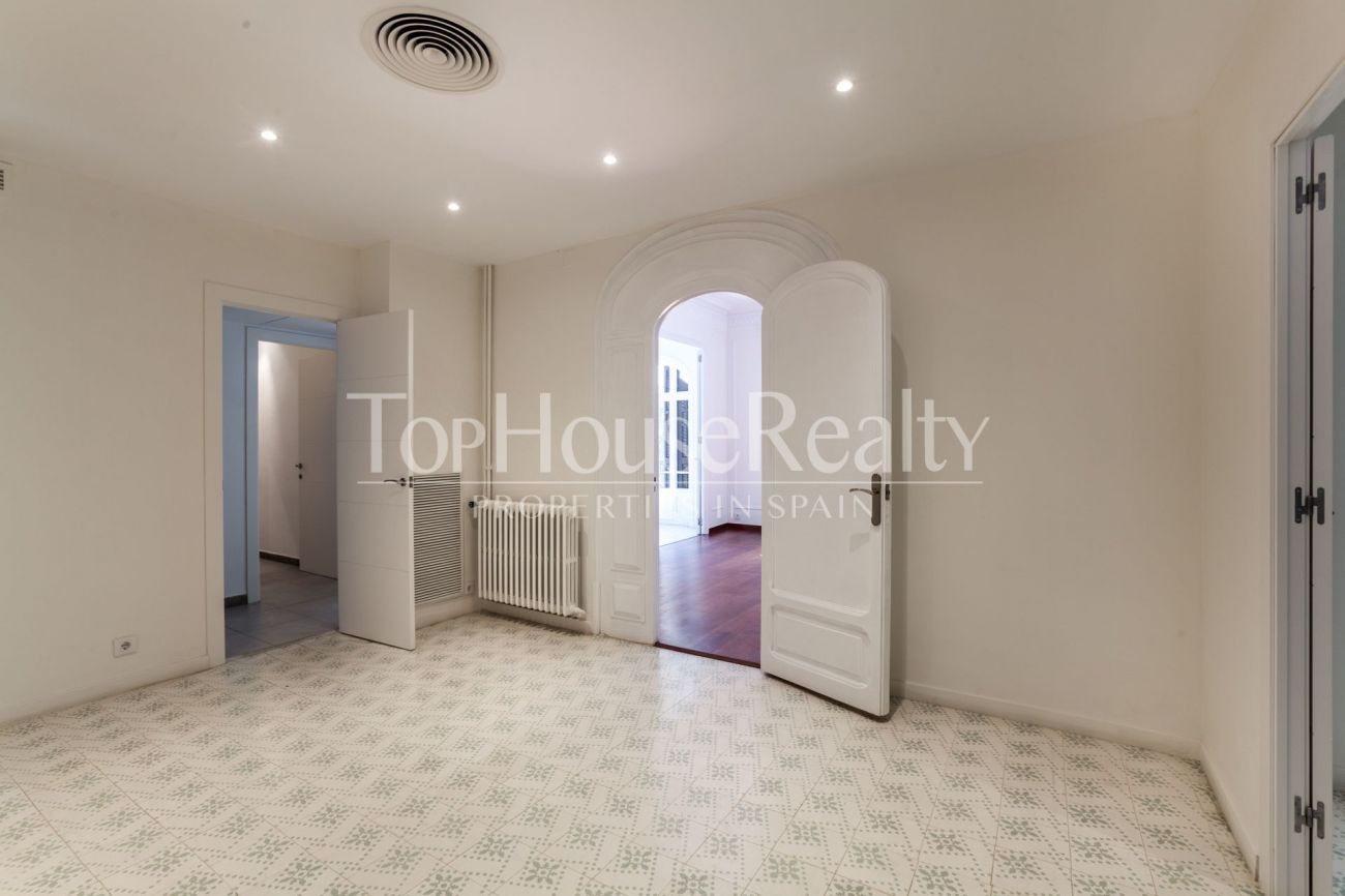 Spacious and  renovated apartment in Eixample ready-to-move-in
