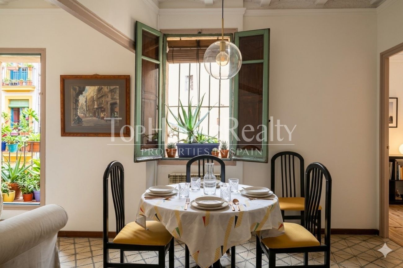 Apartment for sale in the Gothic Quarter, Barcelona — historic building with church views
