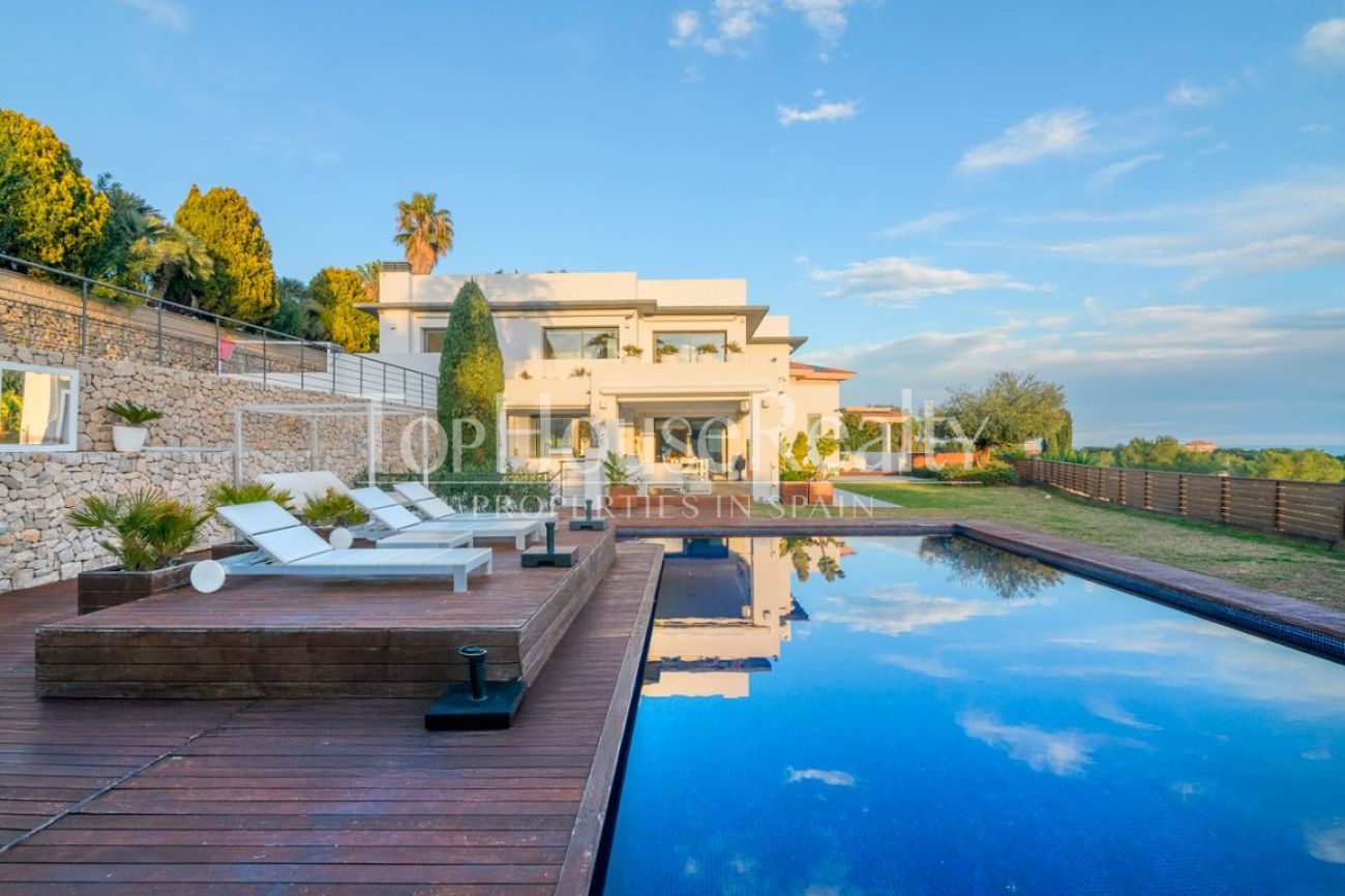 Luxury villa for sale in Sitges facing the golf course: exclusive mansion with private spa and large plot