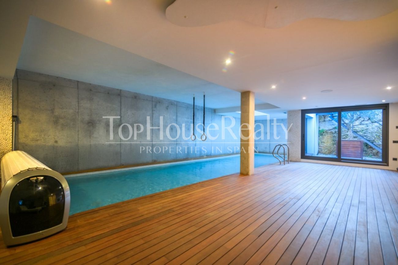 Luxury villa for sale in Sitges facing the golf course: exclusive mansion with private spa and large plot