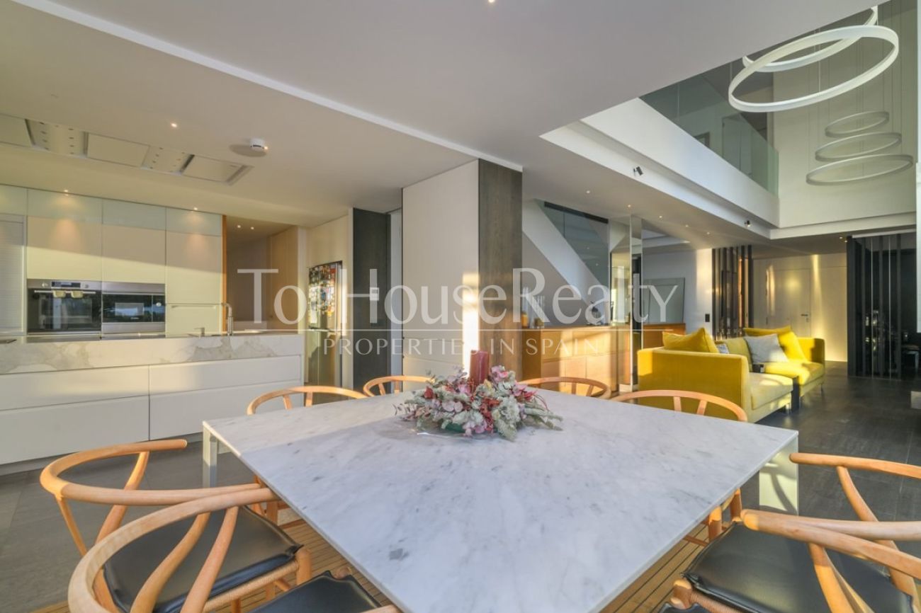 Luxury villa for sale in Sitges facing the golf course: exclusive mansion with private spa and large plot