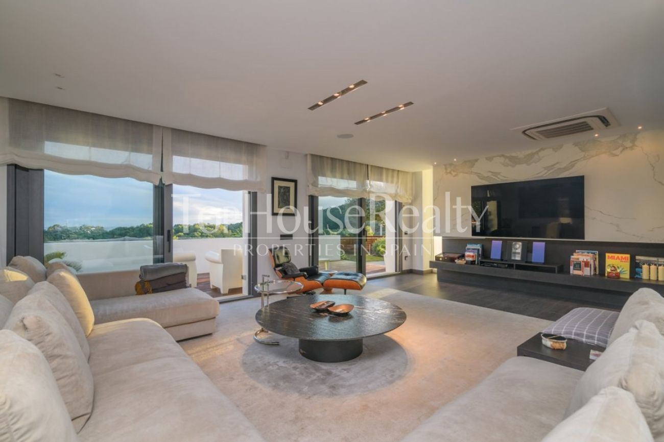 Luxury villa for sale in Sitges facing the golf course: exclusive mansion with private spa and large plot