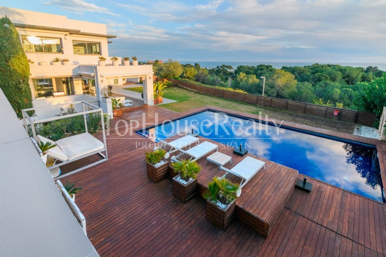 Luxury villa for sale in Sitges facing the golf course: exclusive mansion with private spa and large plot