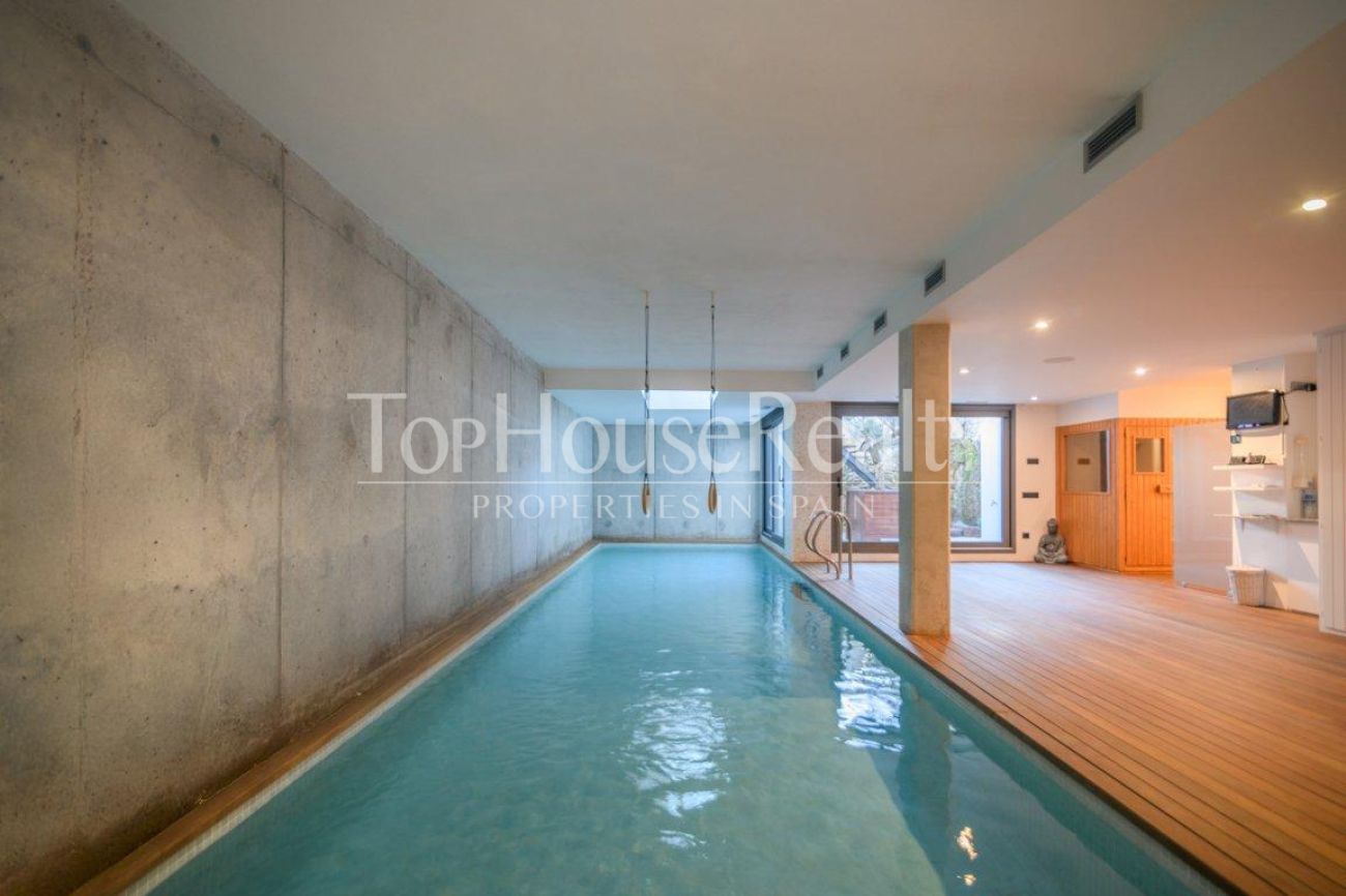 Luxury villa for sale in Sitges facing the golf course: exclusive mansion with private spa and large plot