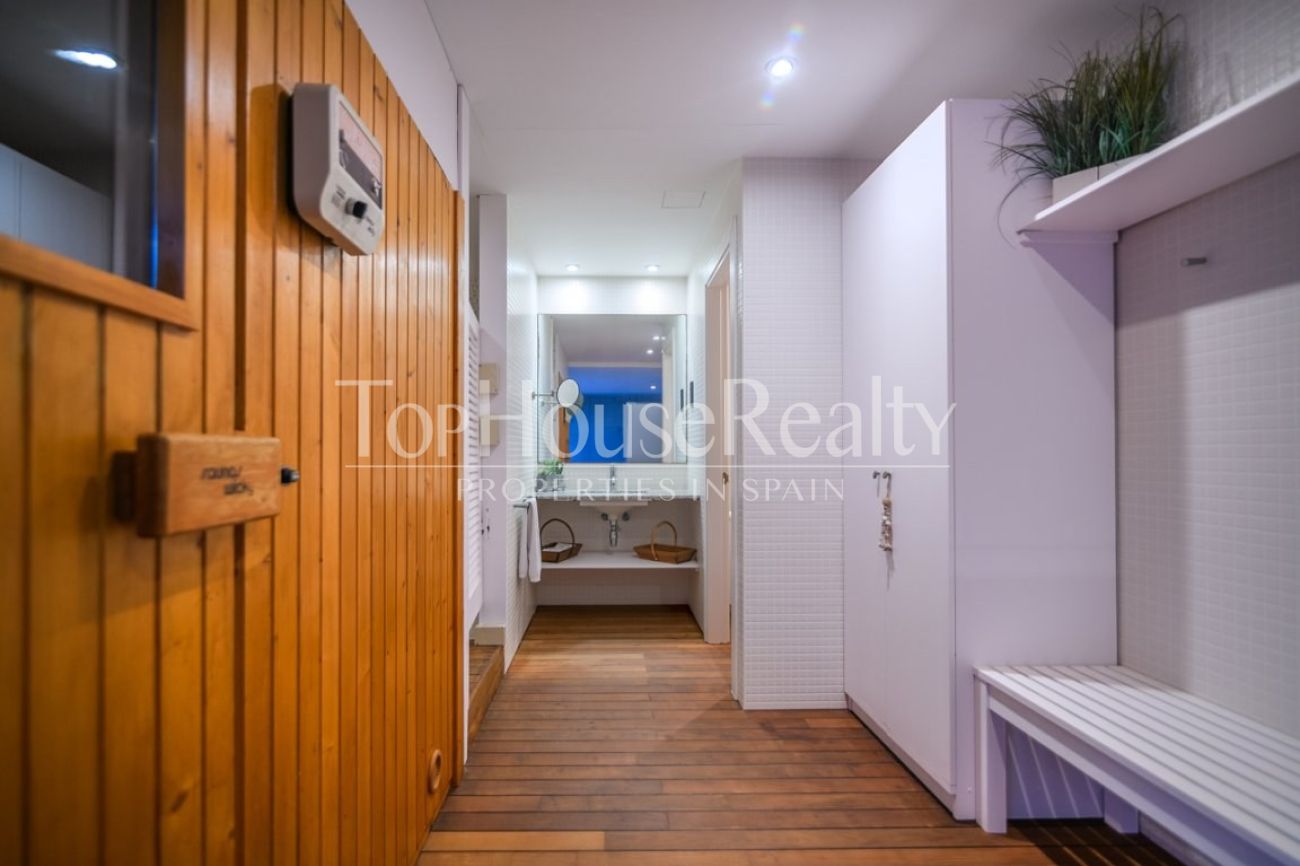 Luxury villa for sale in Sitges facing the golf course: exclusive mansion with private spa and large plot