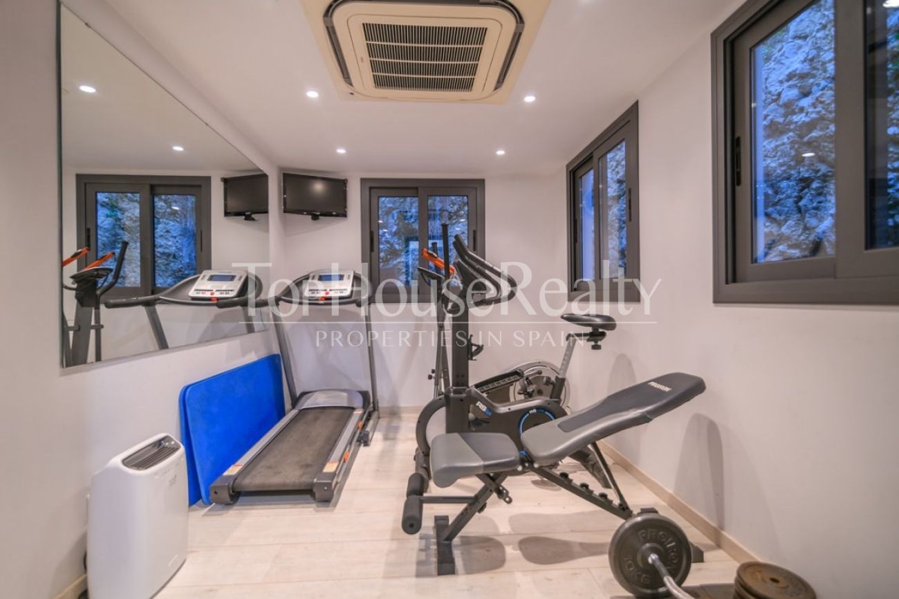 Luxury villa for sale in Sitges facing the golf course: exclusive mansion with private spa and large plot