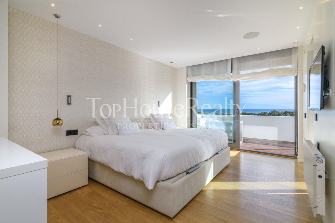 Luxury villa for sale in Sitges facing the golf course: exclusive mansion with private spa and large plot