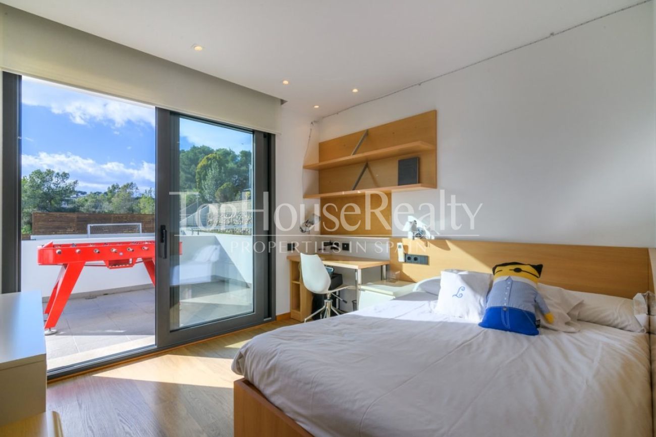 Luxury villa for sale in Sitges facing the golf course: exclusive mansion with private spa and large plot