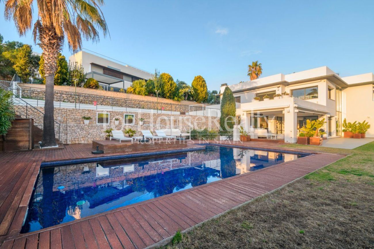 Luxury villa for sale in Sitges facing the golf course: exclusive mansion with private spa and large plot