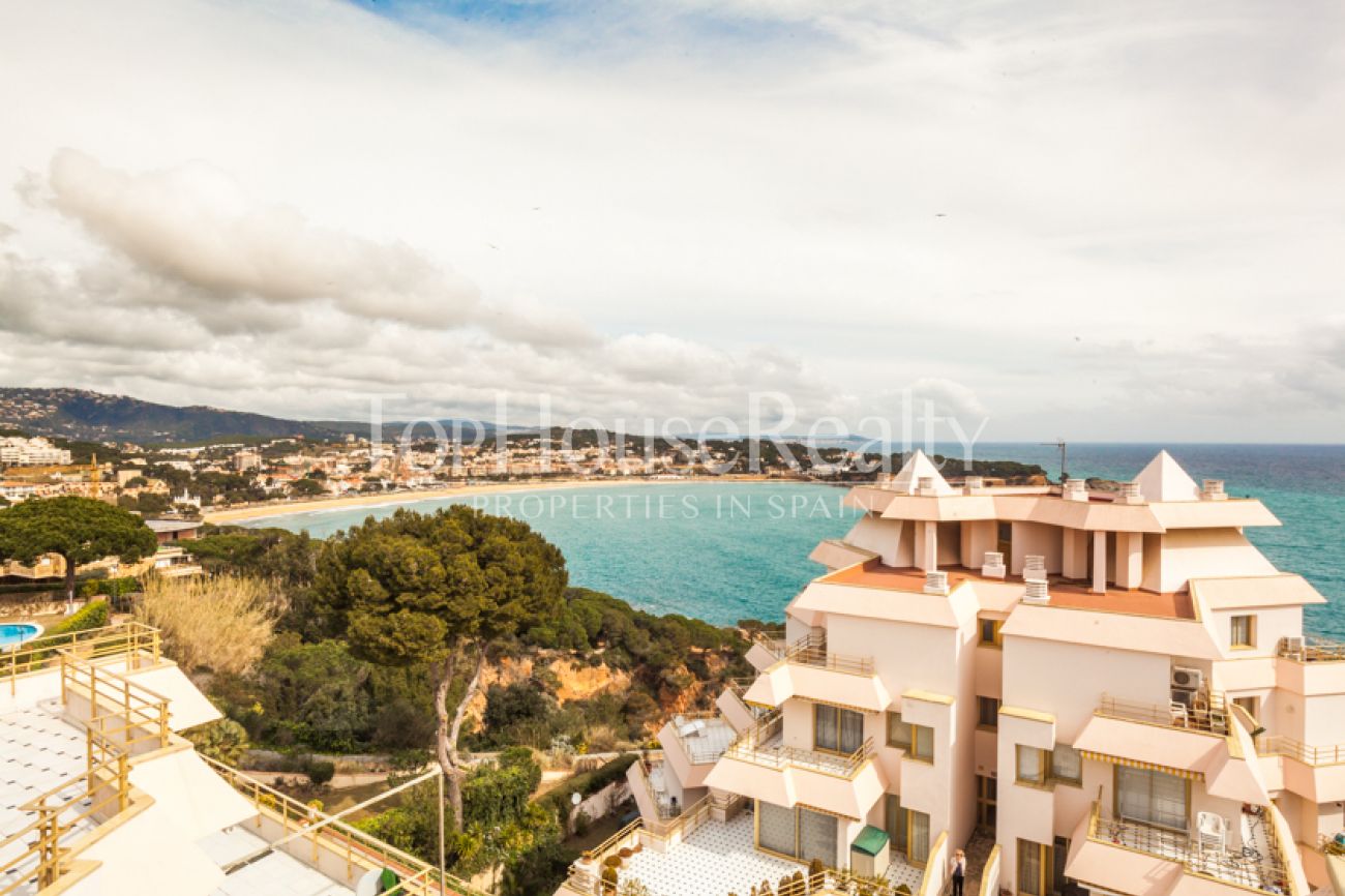 Penthouse with magnificent sea views close to the beach