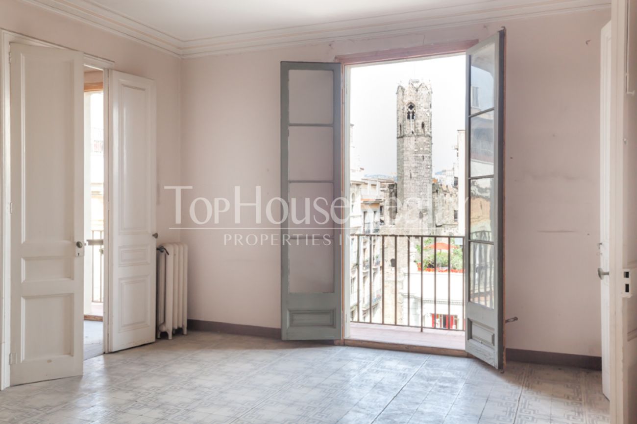 The apartment is in the heart of Barcelona, with views of the Angel Square