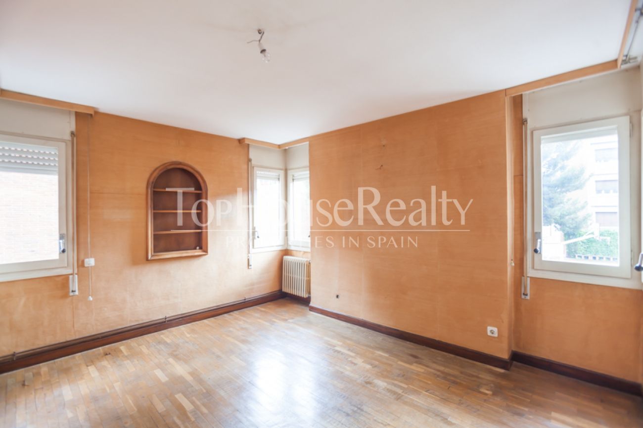 Excellent apartment for renovation in the elite area of Sarria