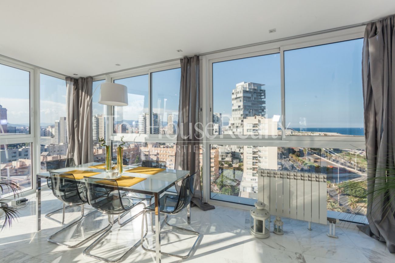 Renovated flat by the beach with amazing sea views