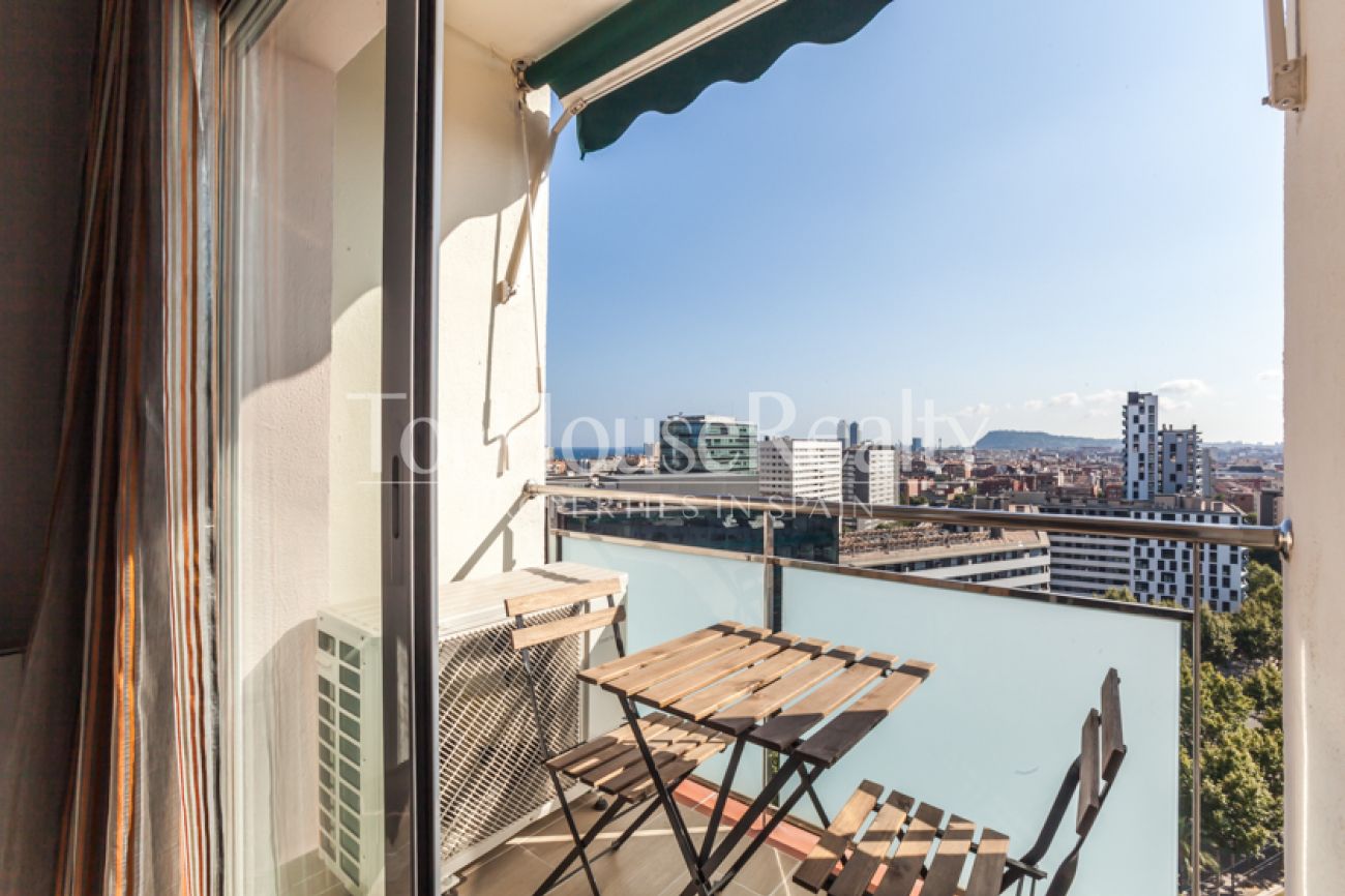 Apartment with panoramic views of the sea and Barcelona for rent