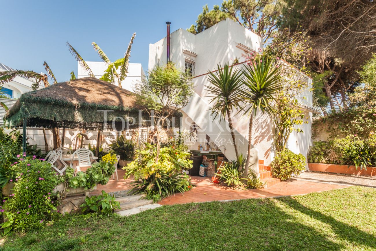 Big house with garden in front of the beach in Castelldefels