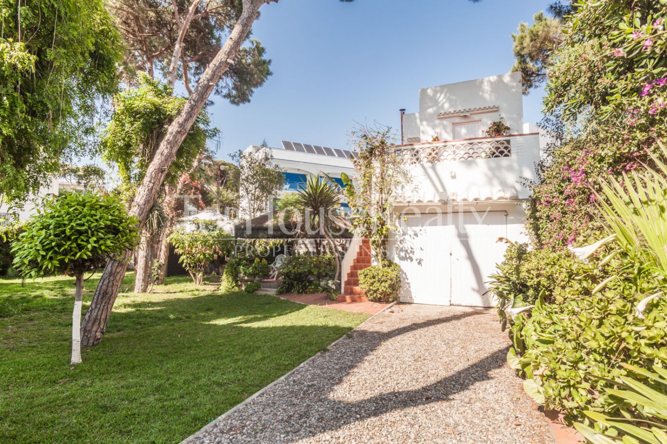 Big house with garden in front of the beach in Castelldefels
