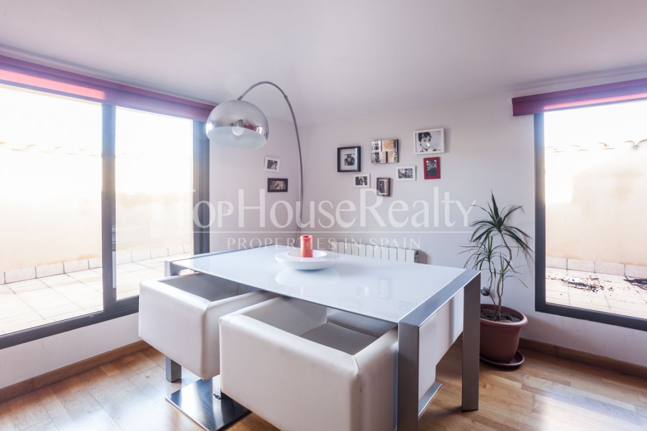 Large light duplex in Castelldefels