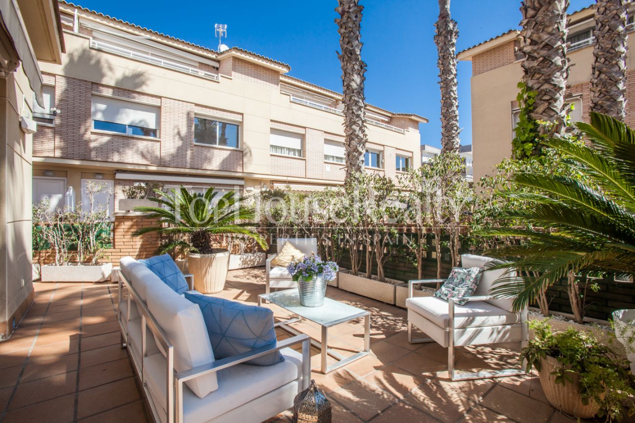 Townhouse with sea views in Castelldefels