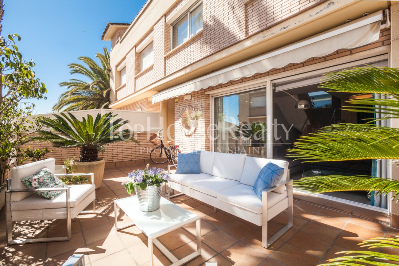 Townhouse with sea views in Castelldefels