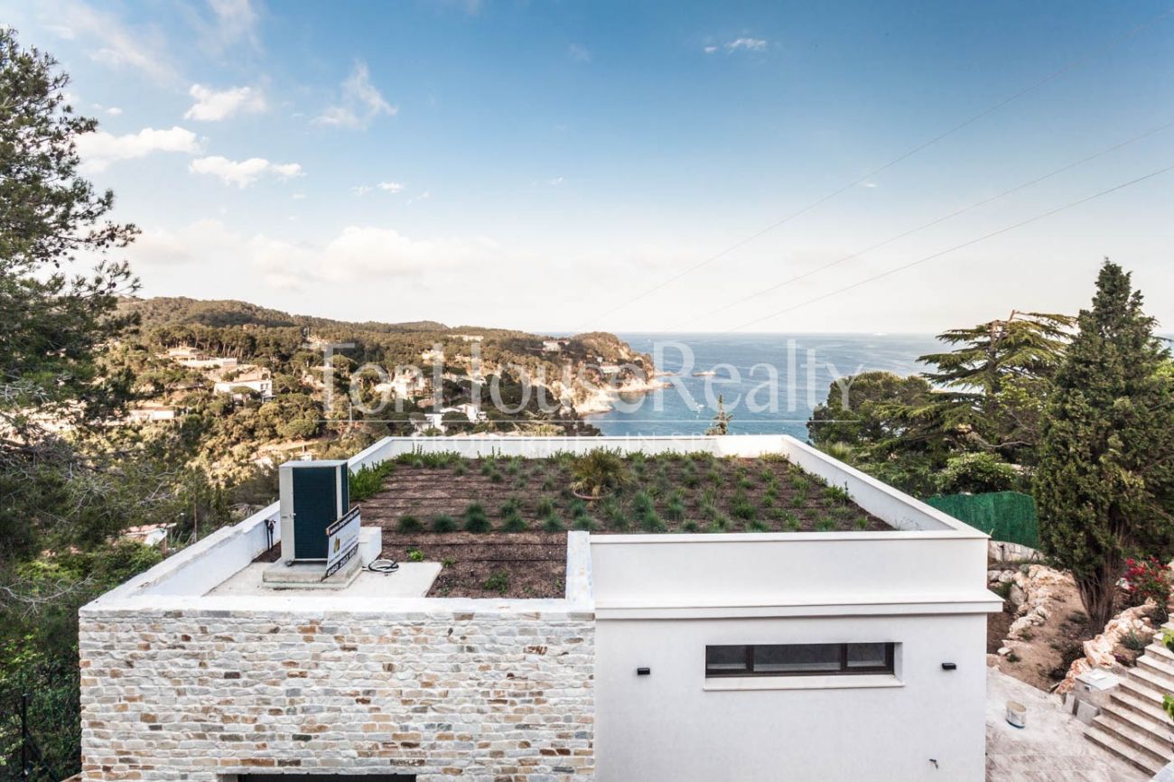 New house with sea views in private residential complex