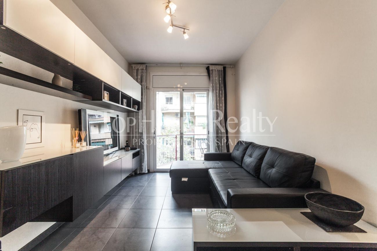 Renovated apartment for sale in Eixample, Barcelona — bright, modern and fully furnished