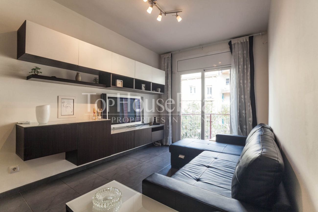 Renovated apartment for sale in Eixample, Barcelona — bright, modern and fully furnished