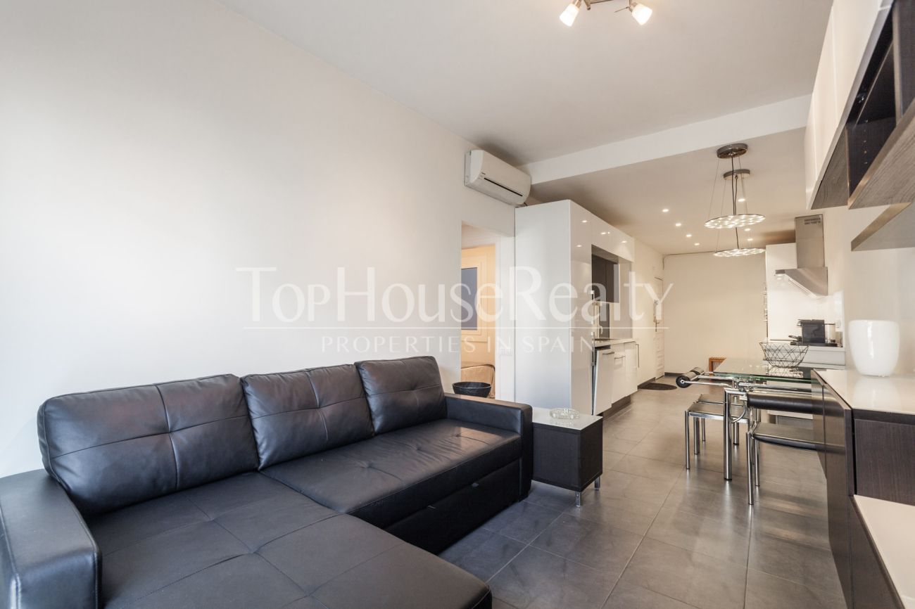 Renovated apartment for sale in Eixample, Barcelona — bright, modern and fully furnished