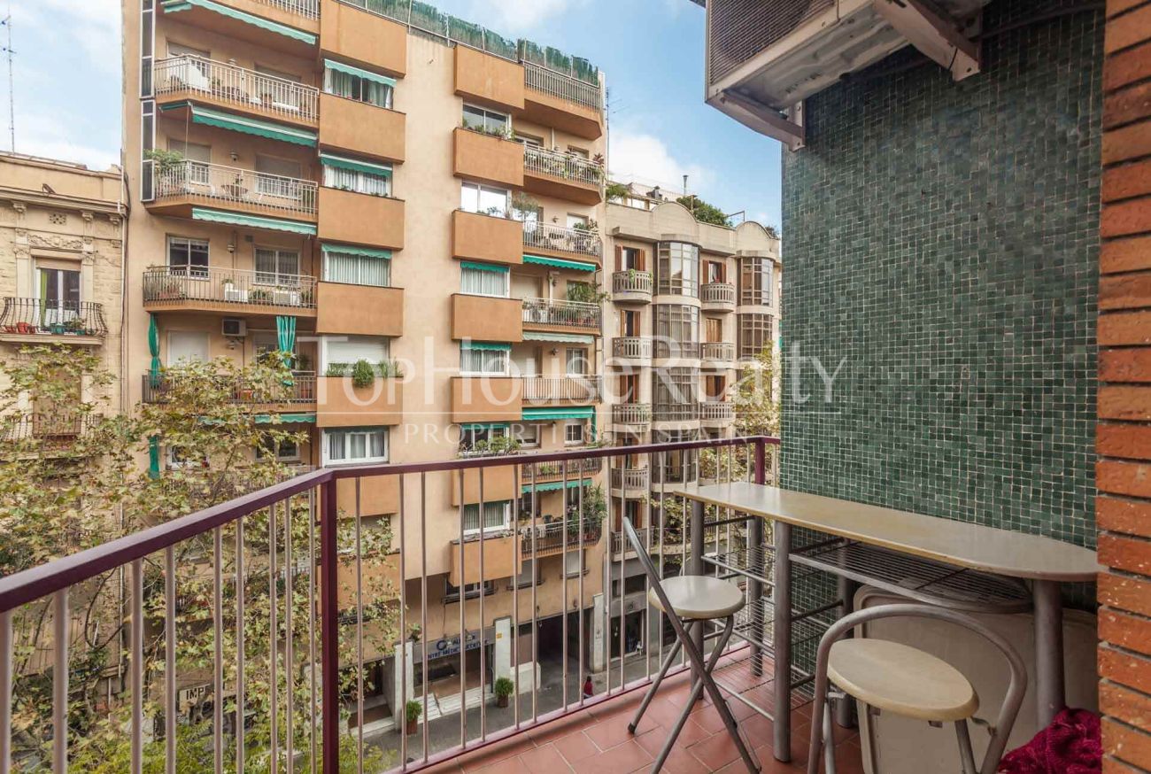 Renovated apartment for sale in Eixample, Barcelona — bright, modern and fully furnished