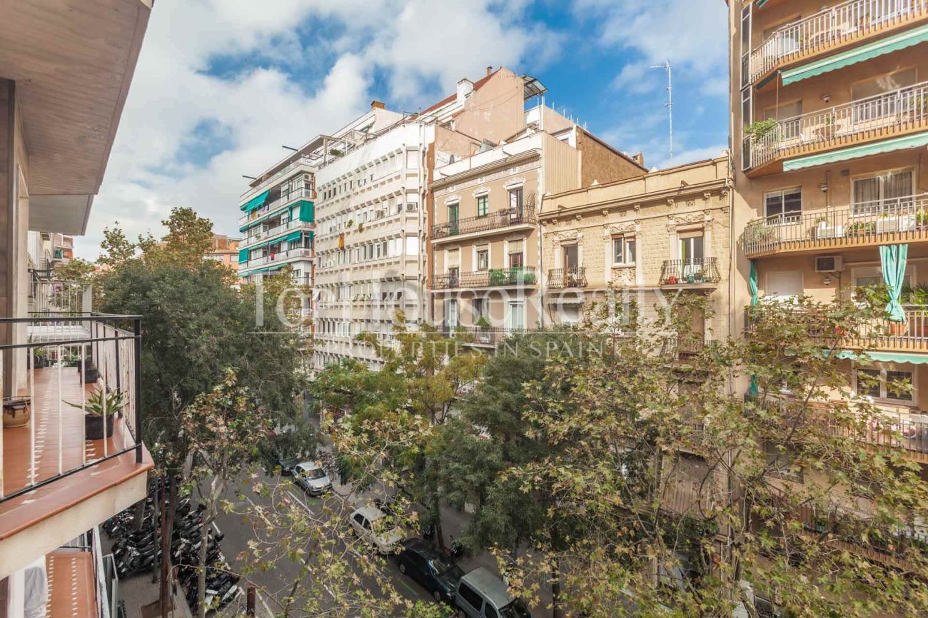 Renovated apartment for sale in Eixample, Barcelona — bright, modern and fully furnished