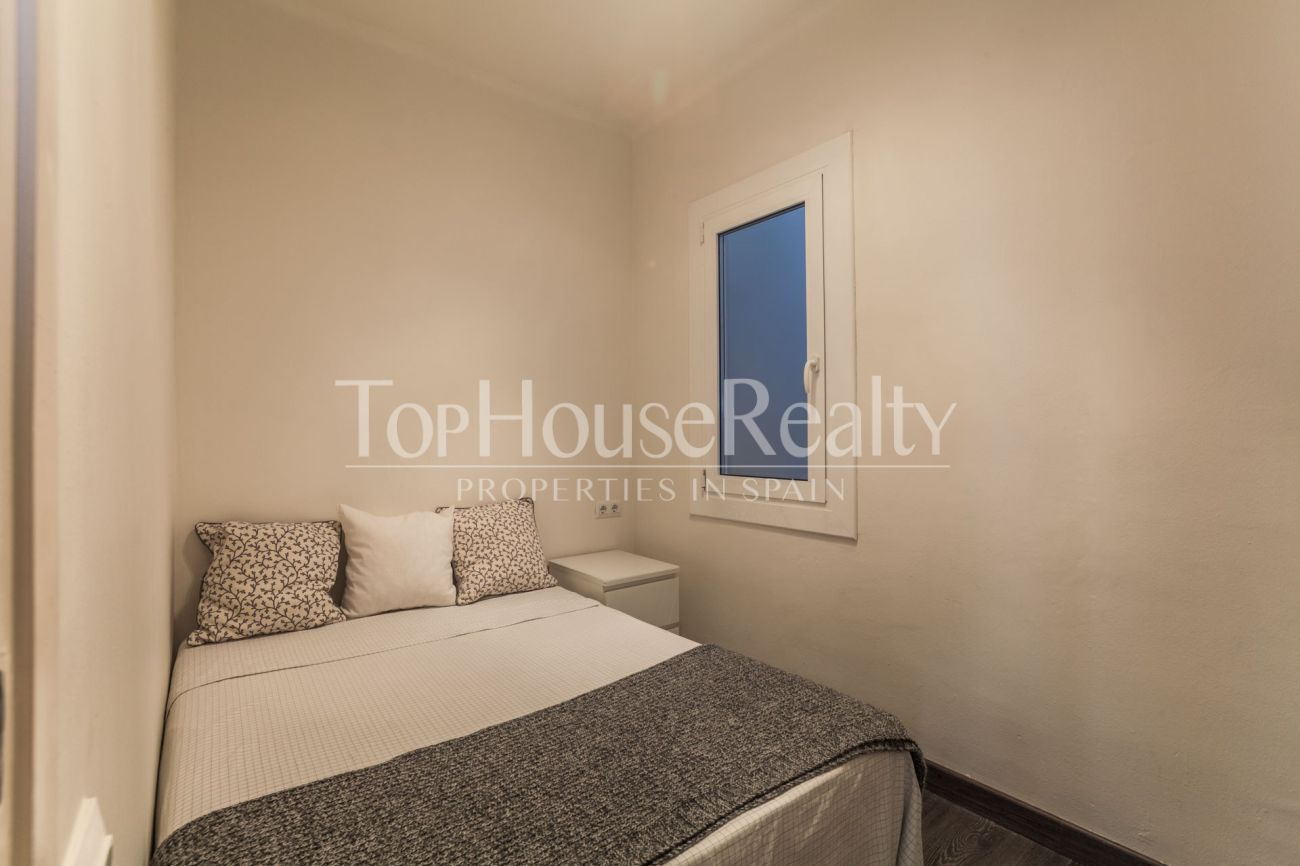 Renovated apartment for sale in Eixample, Barcelona — bright, modern and fully furnished