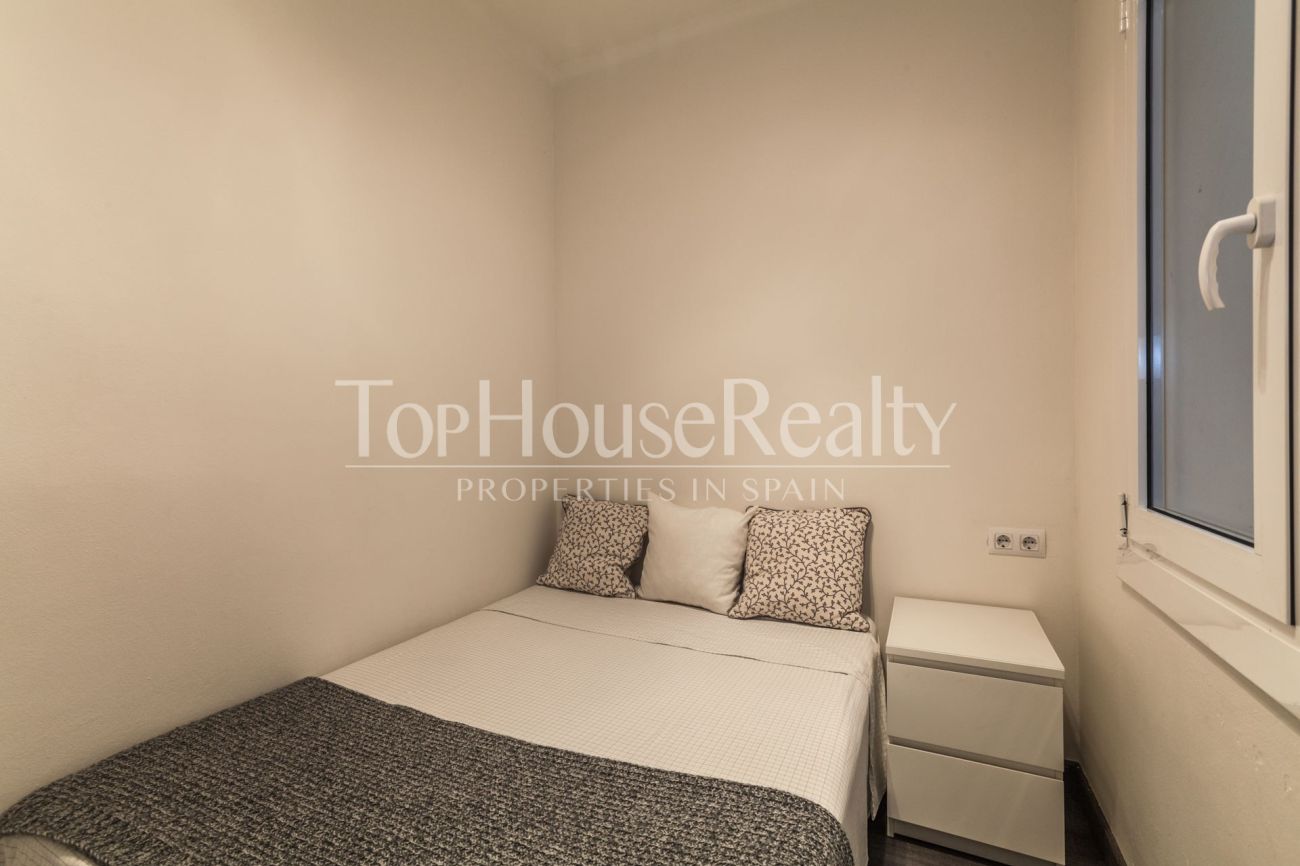 Renovated apartment for sale in Eixample, Barcelona — bright, modern and fully furnished