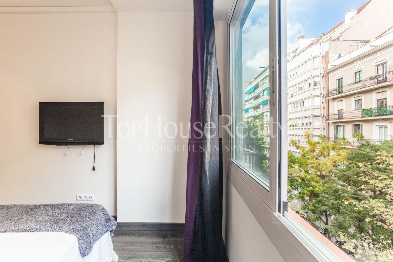 Renovated apartment for sale in Eixample, Barcelona — bright, modern and fully furnished