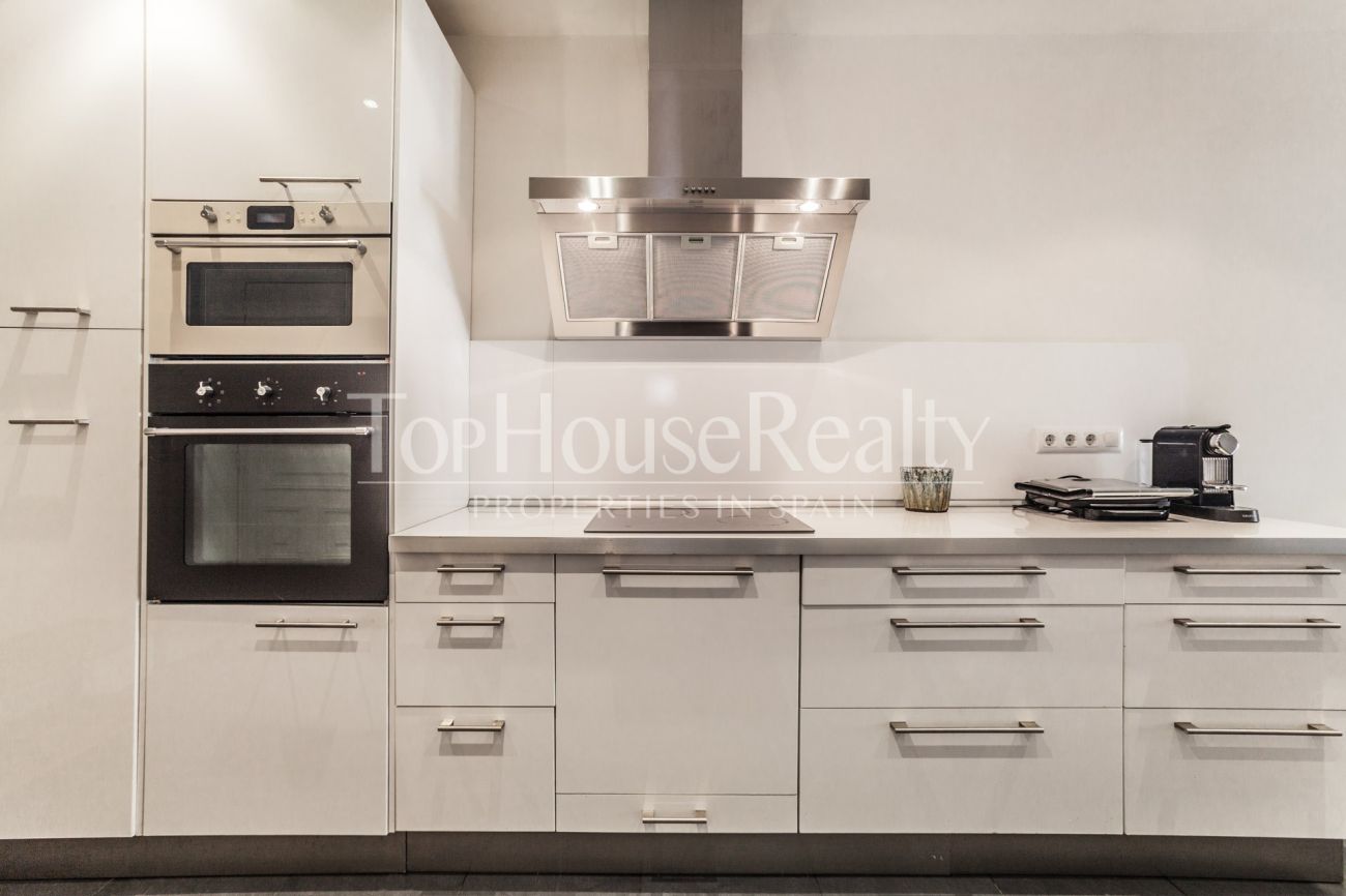 Renovated apartment for sale in Eixample, Barcelona — bright, modern and fully furnished