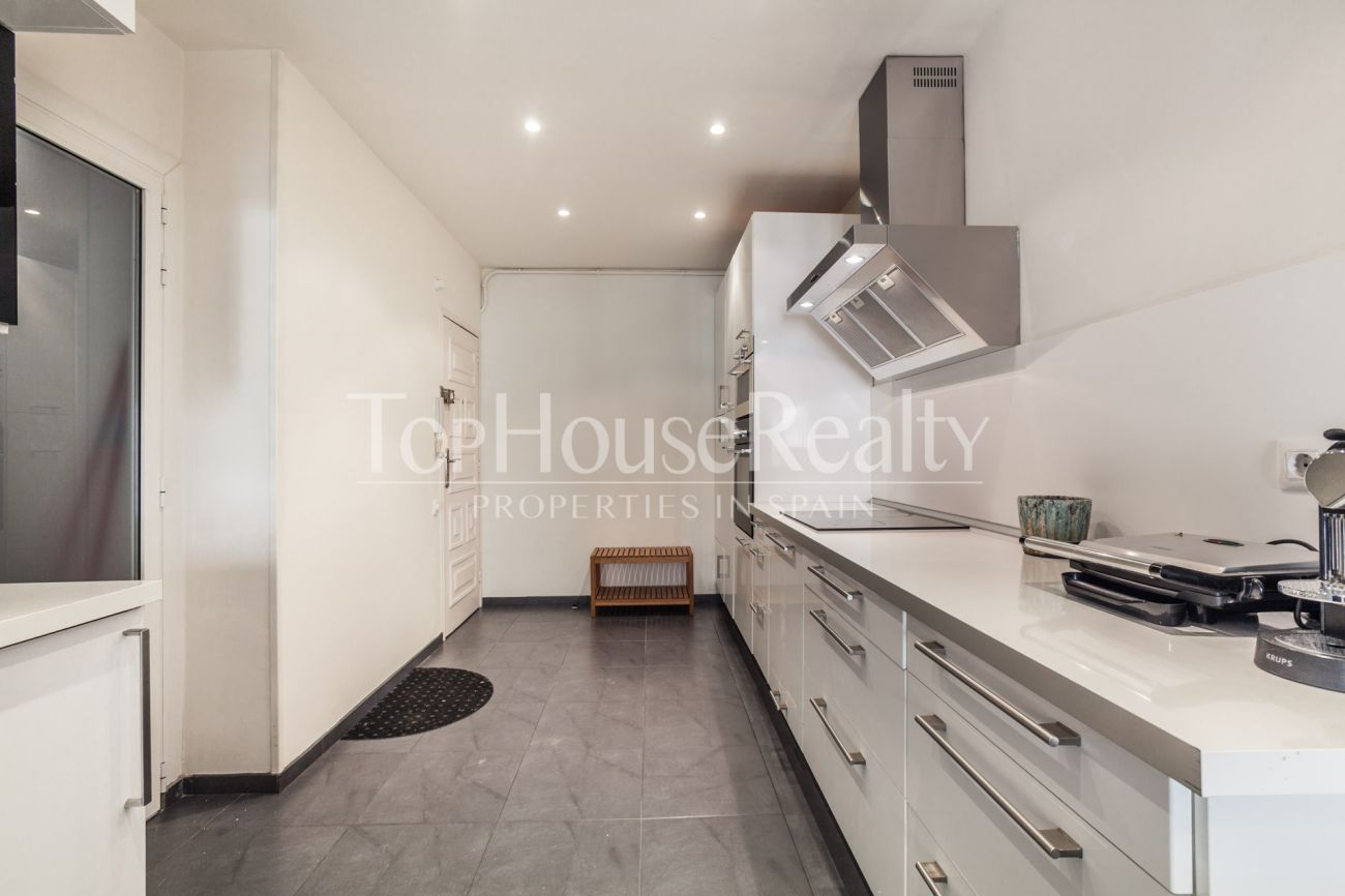 Renovated apartment for sale in Eixample, Barcelona — bright, modern and fully furnished