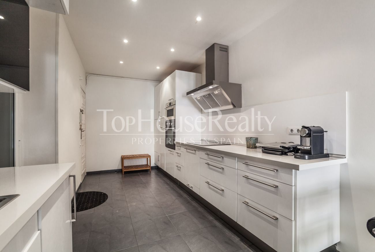 Renovated apartment for sale in Eixample, Barcelona — bright, modern and fully furnished