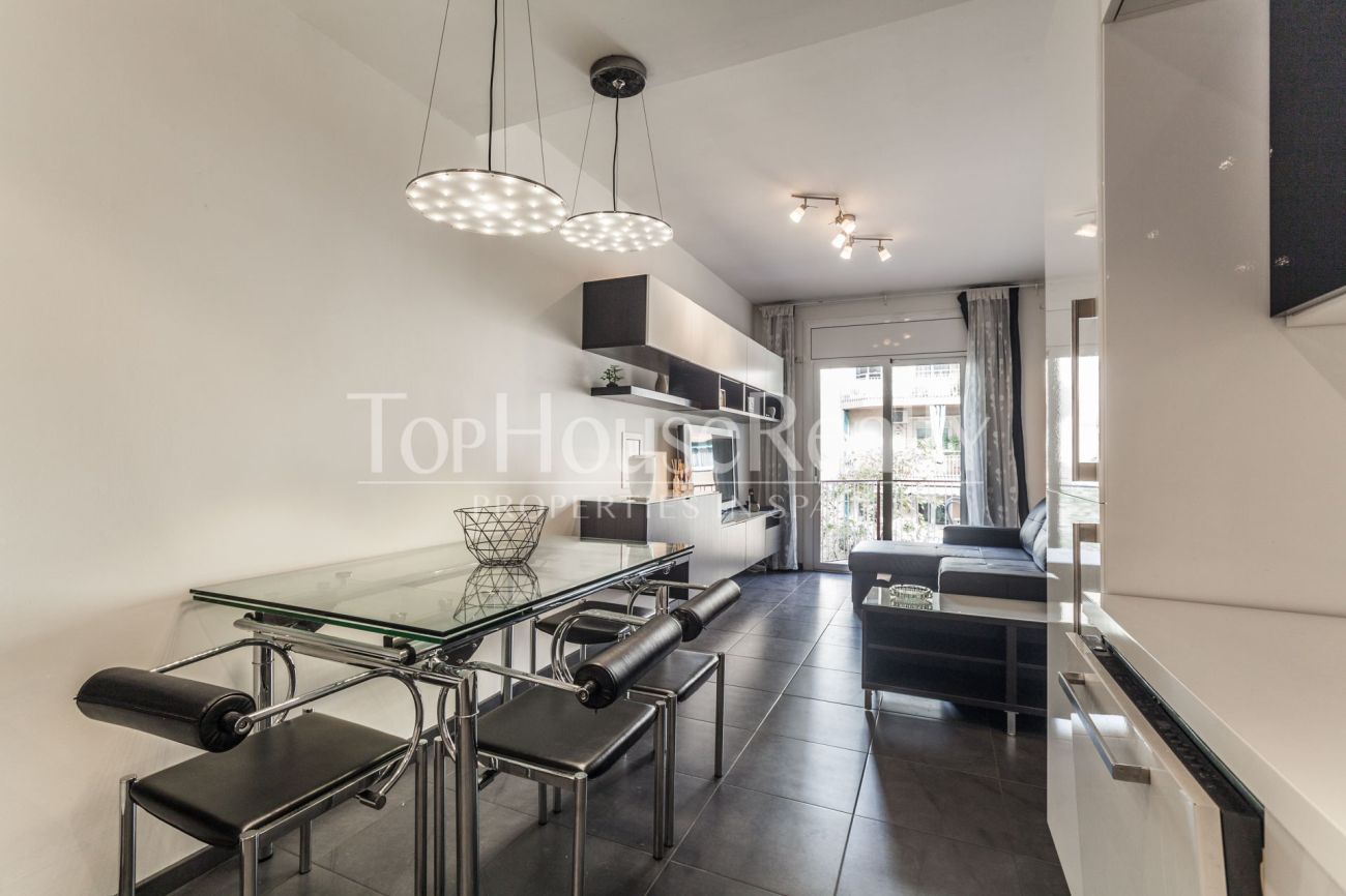 Renovated apartment for sale in Eixample, Barcelona — bright, modern and fully furnished