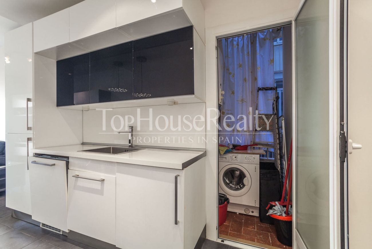 Renovated apartment for sale in Eixample, Barcelona — bright, modern and fully furnished