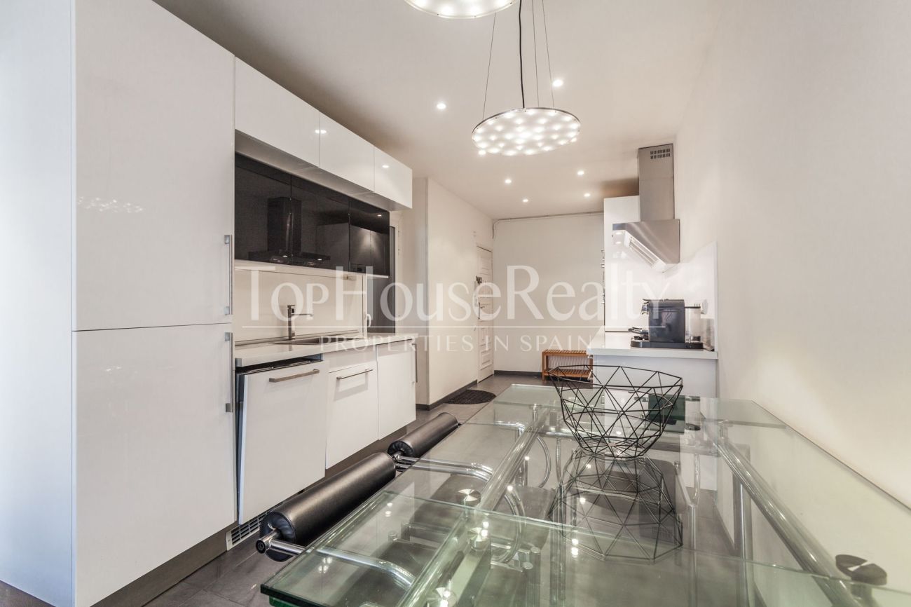 Renovated apartment for sale in Eixample, Barcelona — bright, modern and fully furnished