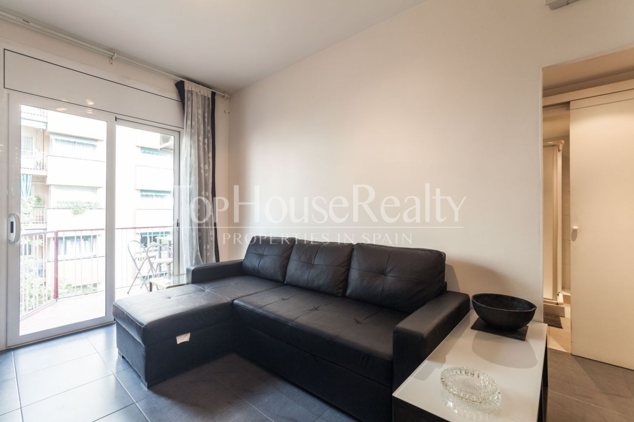 Renovated apartment for sale in Eixample, Barcelona — bright, modern and fully furnished